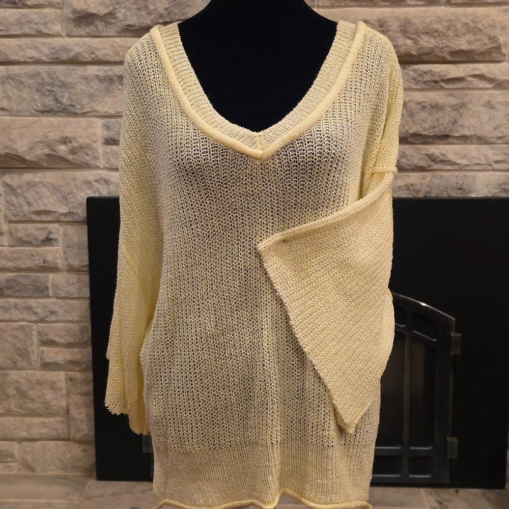 POL Yellow Knit V-Neck Quarter Sleeve Sweater. Size Small